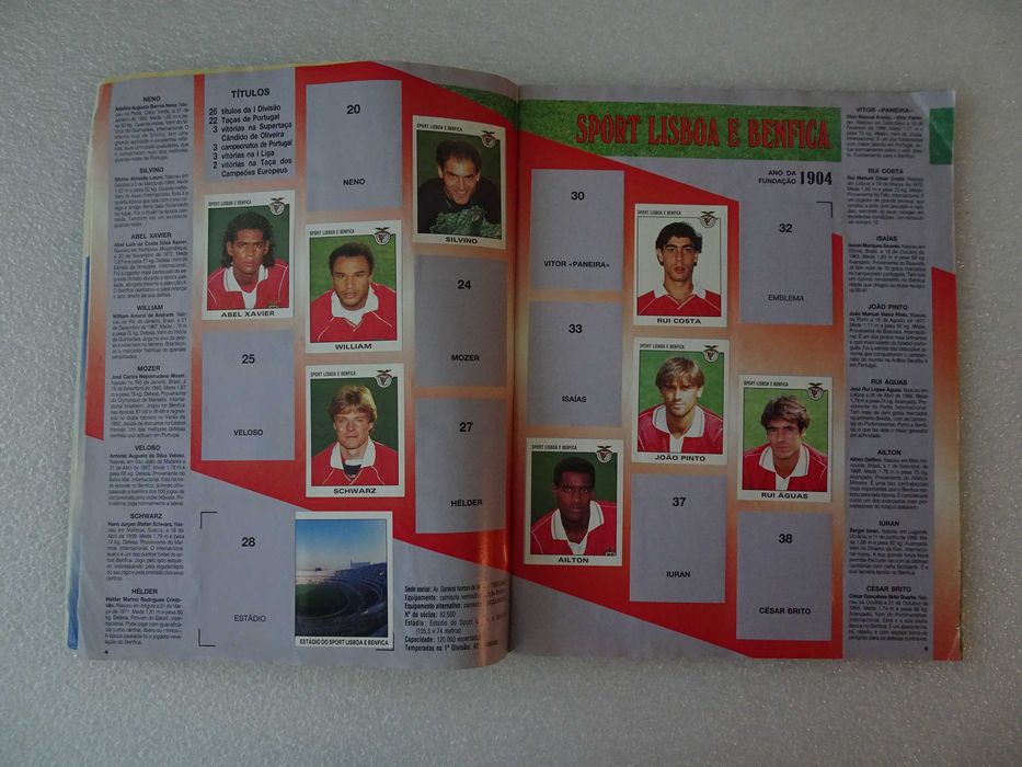 Caderneta de cromos de futebol - Futebol 93/94 Panini (tem 222 cromos)