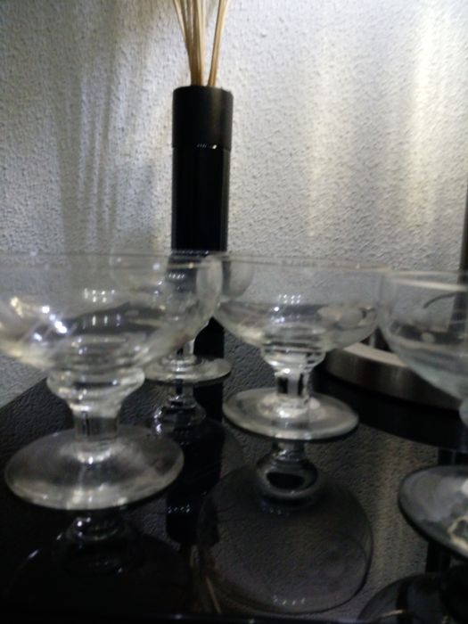 Louca vintage , copos, taças de champanhe serviço de Porto ou licor.