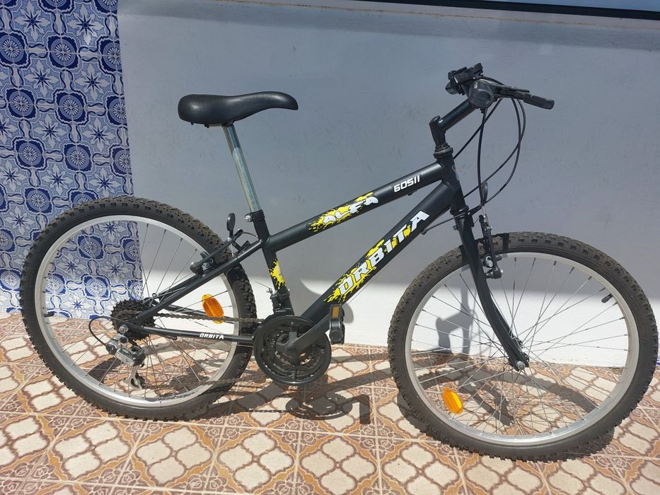 Bicicleta Shimano preta com mudanças, aro 26"