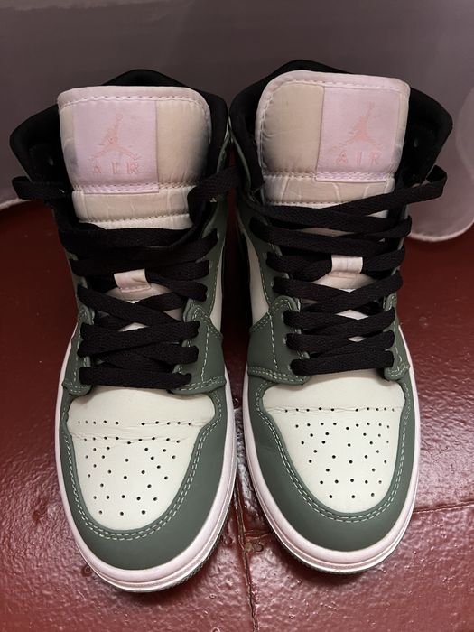 Женские кроссовки