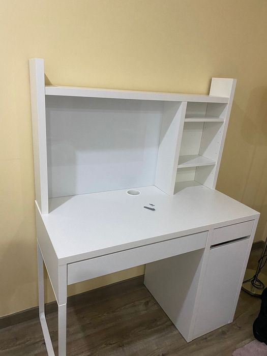 Secretária com arrumação