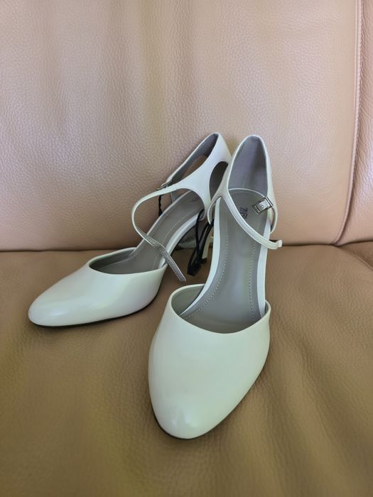 Продам босоніжки Zara