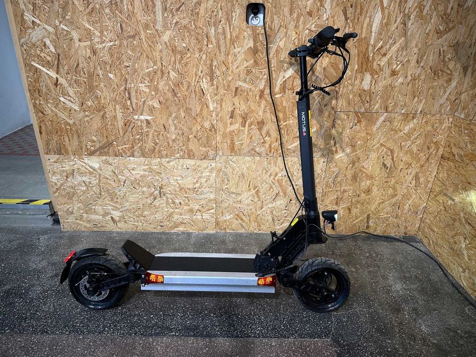 Hulajnoga Motus Pro 10 2022 (nietypowy srebrny kolor)