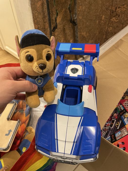 Samochod psi patrol i maskotka chase mały i duży