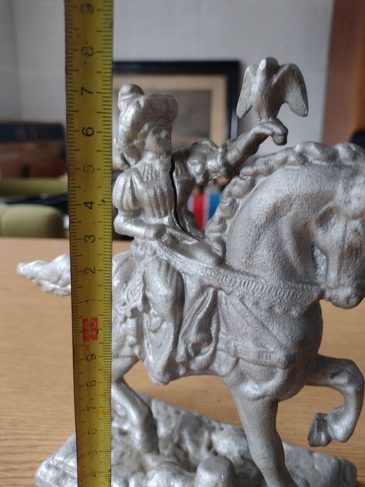 Stara figurka metalowa – Sokolnik na koniu | Odlew vintage
