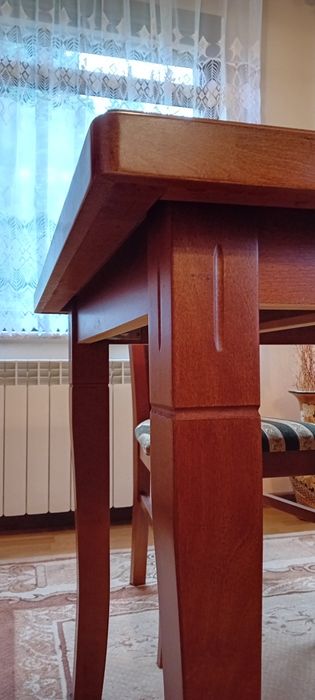 Stół z 4 krzesłami. Nie używany, jak nowy. Super jakość