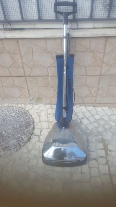 Aspirador  profissional  a funcionar  a  100%