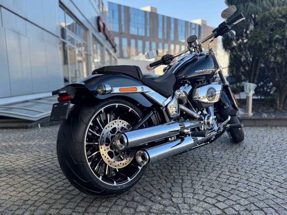 2025 Harley-Davidson® Breakout колір Vivid Black