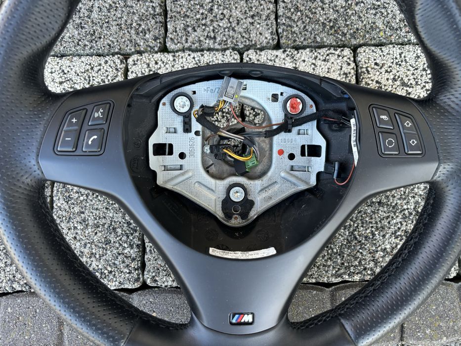 Kierownica BMW M pakiet E90 E91 E92 E93 E87 E84 X1 E82 E88 E81 M3 1M Multi JAK NOWA BDB STAN