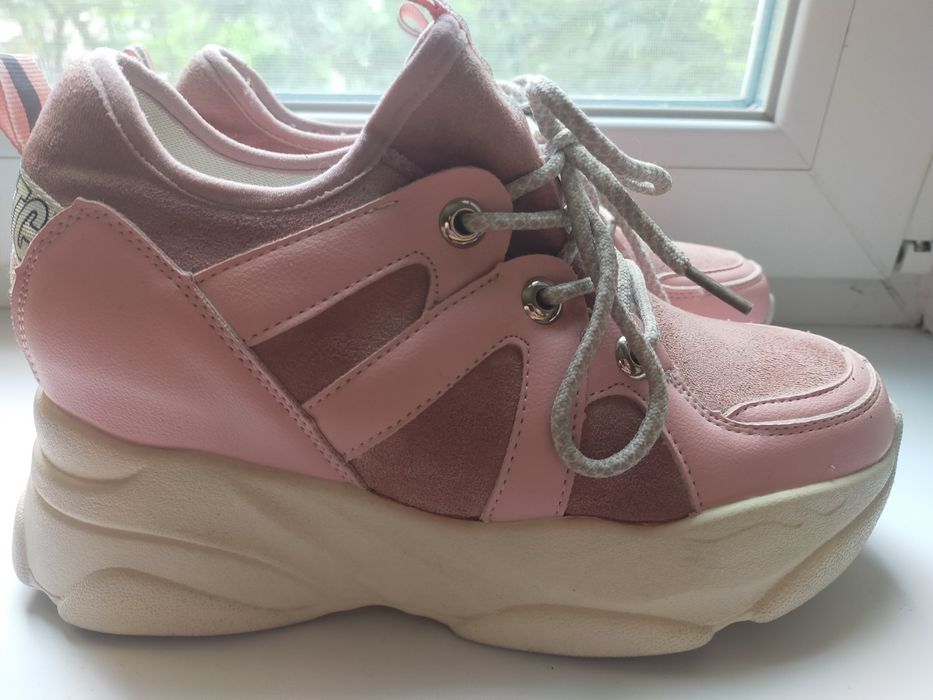 Кроссовки женские