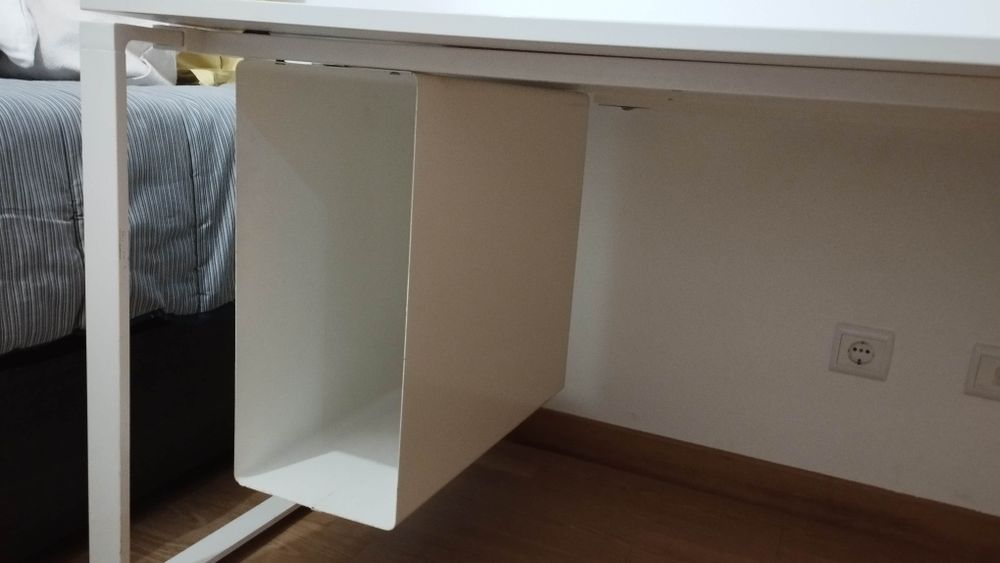 Mesa de escritório espaçosa
