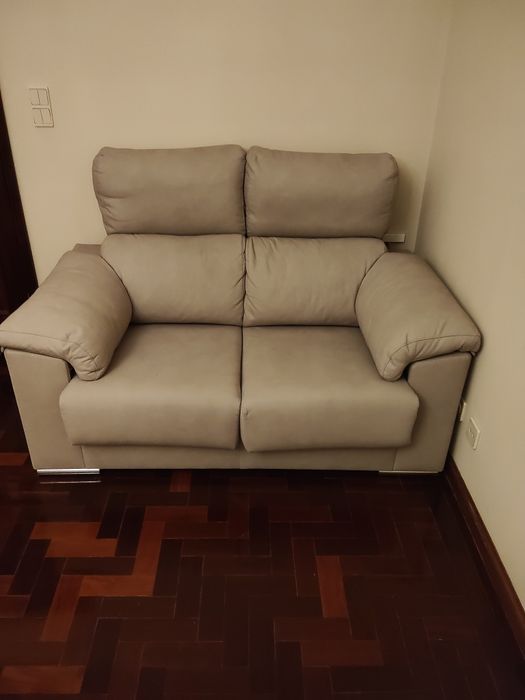 Sofá usado. Peça confortável e versátil.