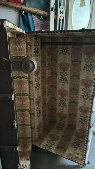 Baú roupeiro recuperado em bom estado