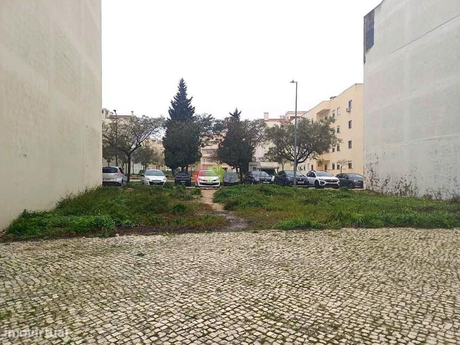 Lote de terreno urbano no Pinhal Novo com 228 m2 para construção de ed — Pinhal Novo, Setúbal