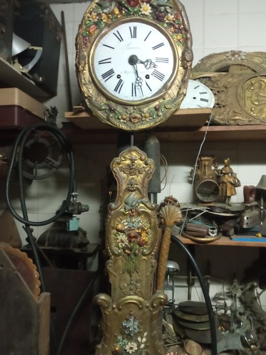 Fabuloso relógio Morez, com pêndulo de palma a funcionar.
