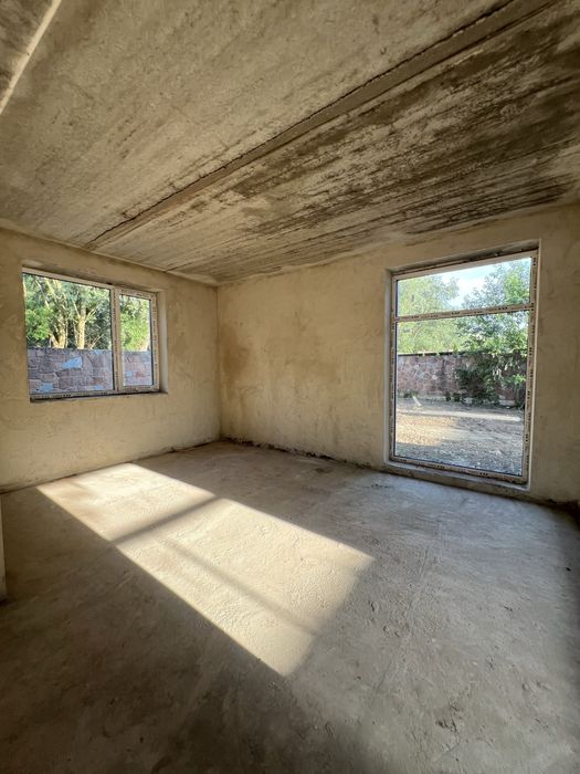 Будинок з терасою та земельною ділянкою  4 сотки