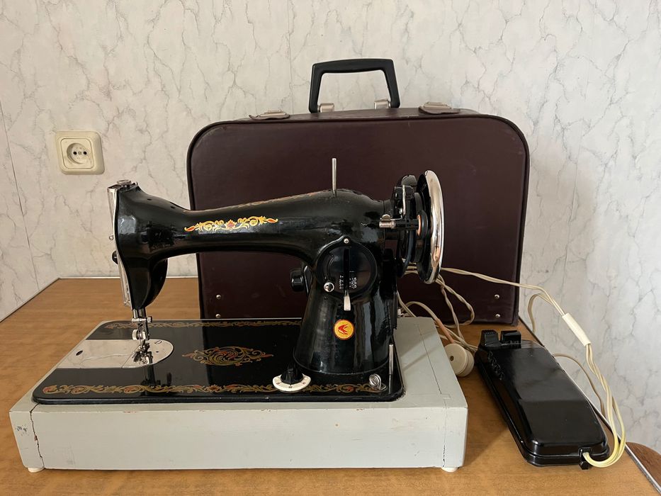 Швейная машинка с электроприводом. Рабочая.