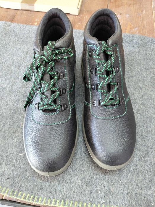 Buty robocze okejo i kwasoodporne.