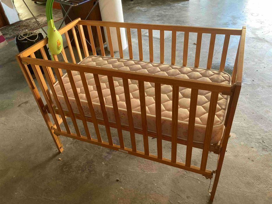 Cama de grades / Berço em madeira maciça com Colchão Verão/Inverno