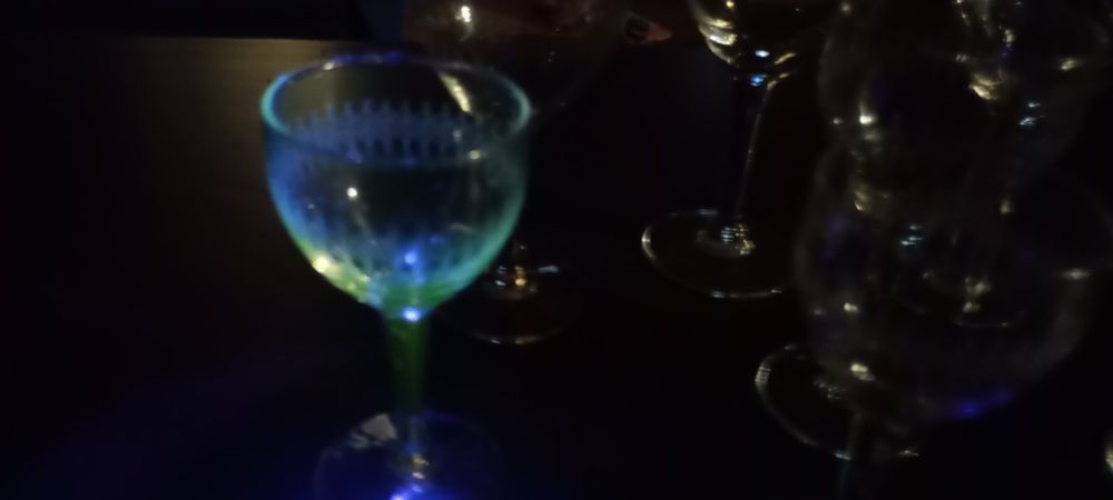 Zestaw 8 kieliszków że szkła uranowego