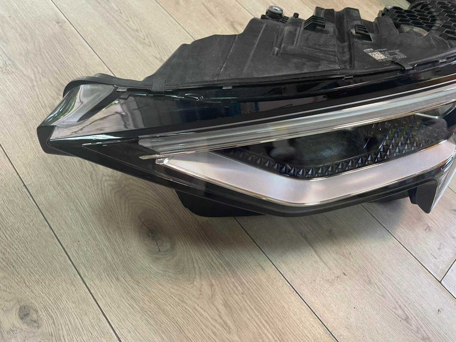 Ліва фара AUDI E-TRON 4KE