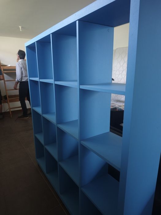 Estante Divisória Moderna Azul – Grande Capacidade e Design Funcional
