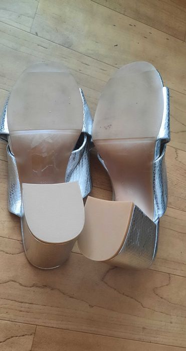 Eleganckie, stylowe,  klapki muly na grubym srebrnym obcasie Divided
