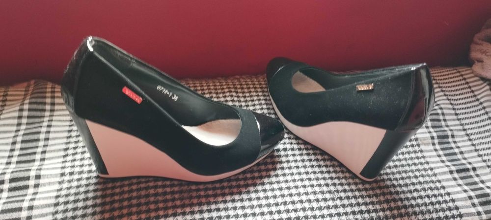 Zmysłowe buty na koturnie 36