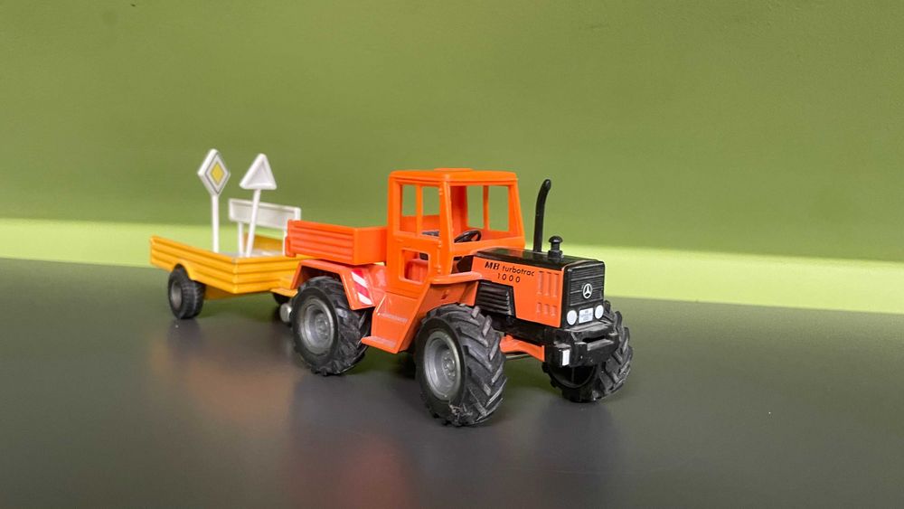 Welly traktor plus przyczepa 1 32