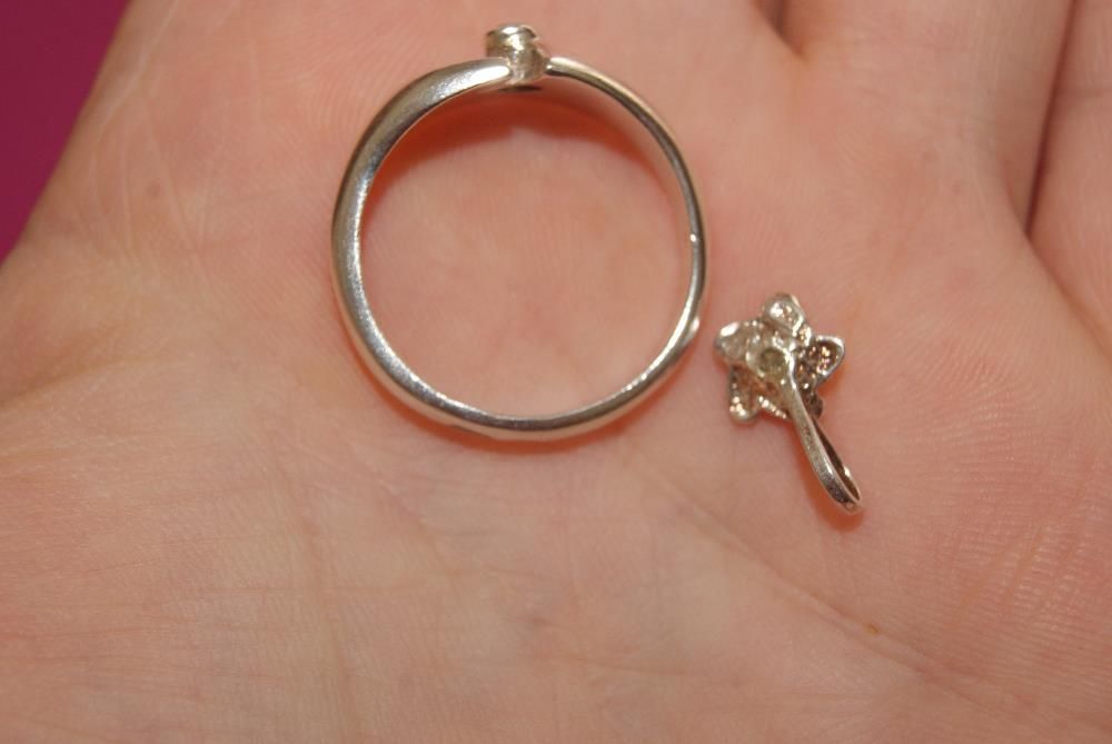 srebrny pierścionek i zawieszka z cyrkonią