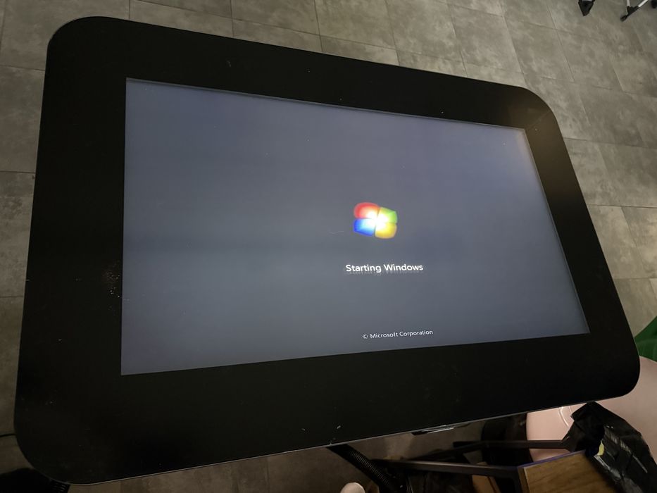 Stół multimedialny Fun4Four - automat do gier