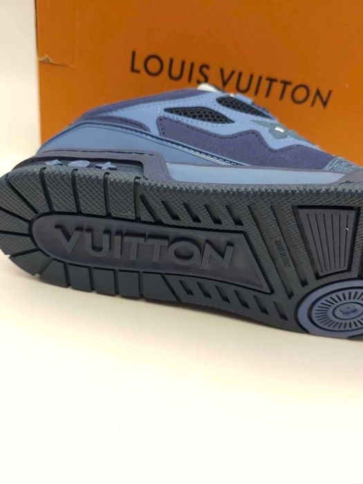 Sapatilhas azuis de qualidade excelente em caixa