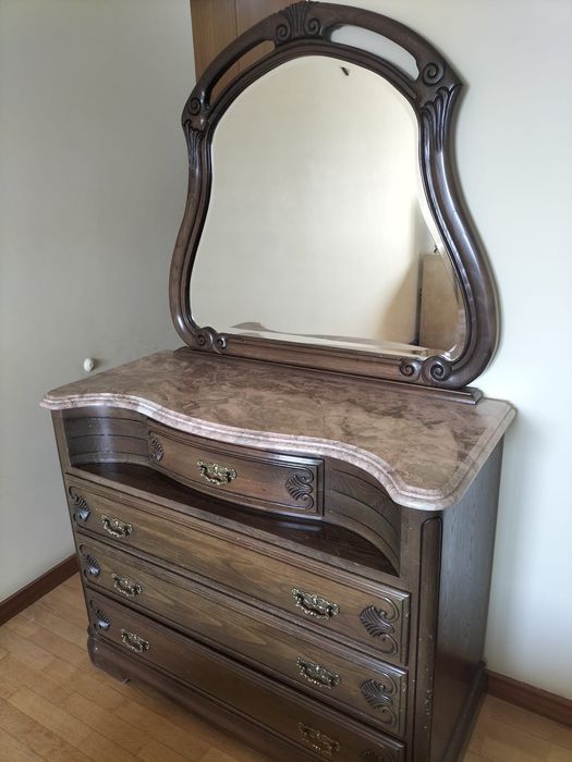 Vendo cómoda e cadeira tudo 180€ Madeira maciça