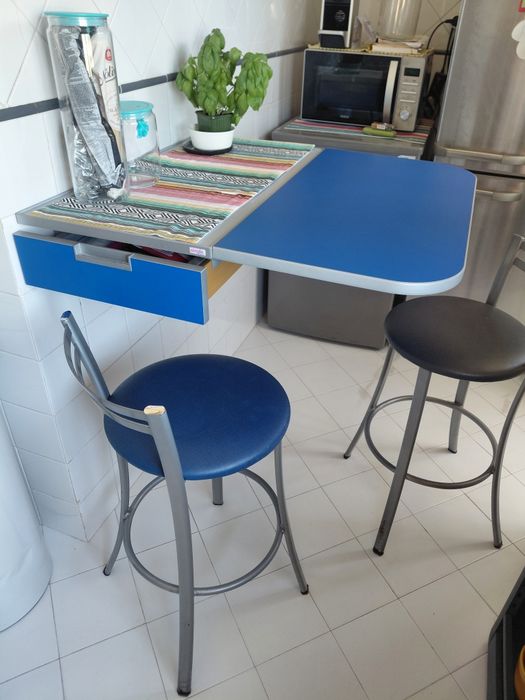 Mesa/Consola + 4 Cadeiras/Bancos Cozinha