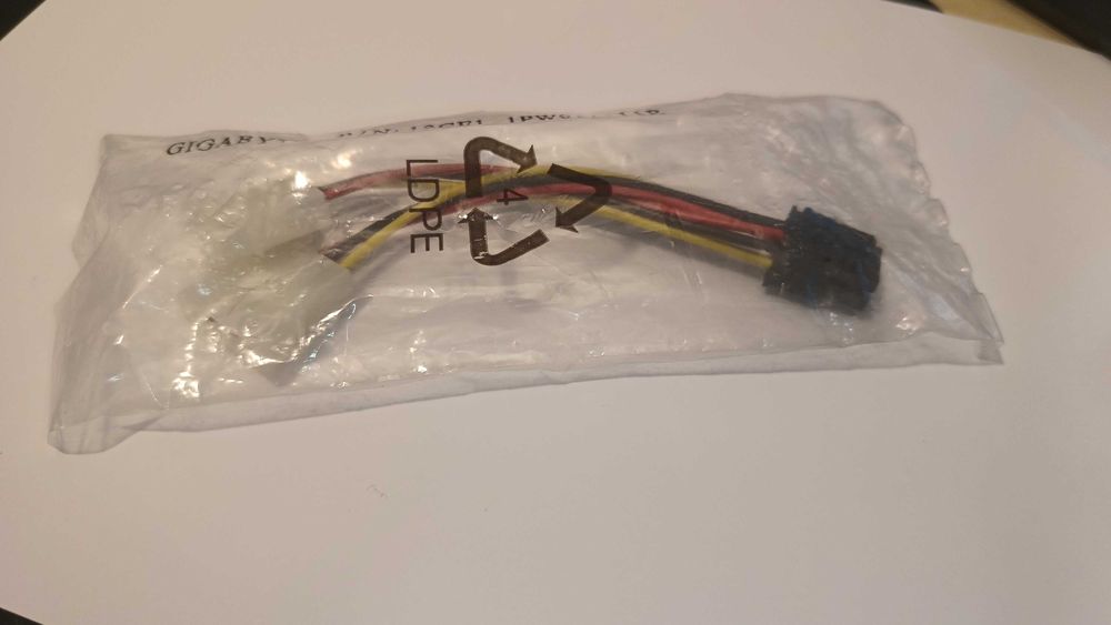 Oryginalny adapter Gigabyte 2x Molex -> 6-pin PCIe Do Kart Graficznych