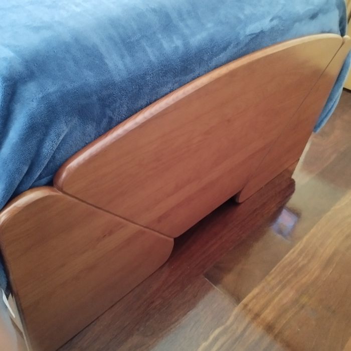 Cama e camiseiro em madeira maciça (Estado Perfeito ) 190x95