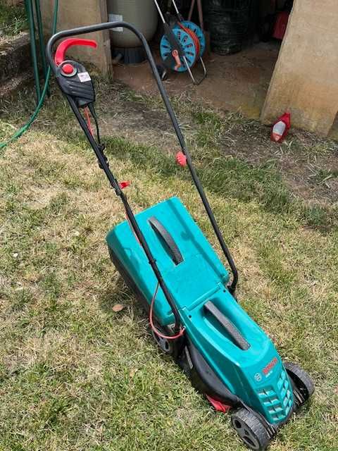 Corta-relvas elétrico 1200 w 32 cm Bosch Arm 32
