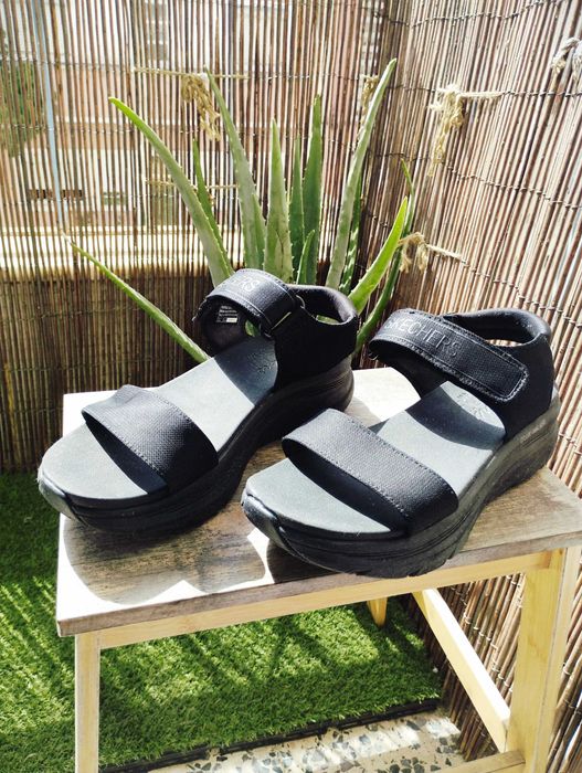 Sandálias pretas Skechers