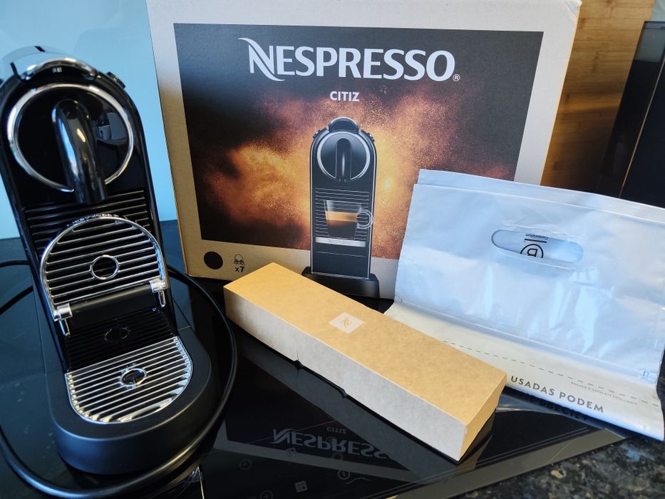 Máquina de café Nespresso Citiz preta + café