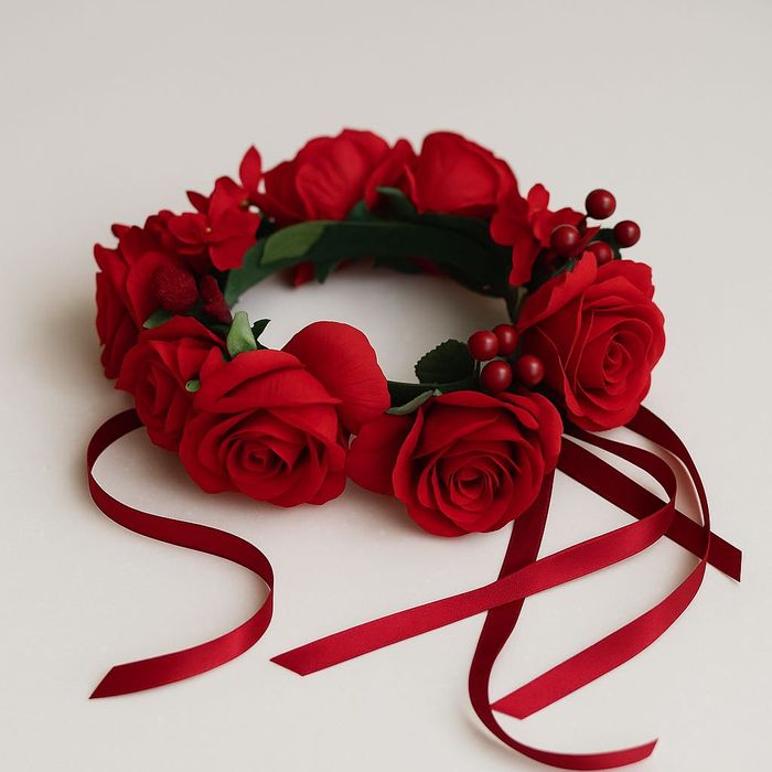 Український віночок із червоних троянд