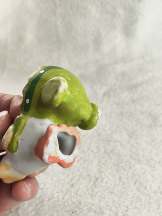 Miniaturowa ceramiczna osłonka na kwiatek kogucik 56