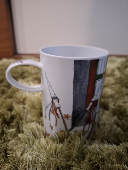 Caneca de porcelana da coleção Vimaranes da Vista Alegre. 
A coleção f