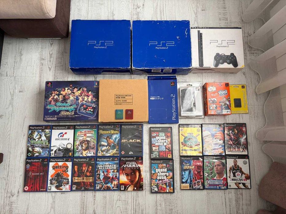 Колекційний сет PlayStation 2: 3 Консолі в коробках + PS BB Unit + Аркадний стик HORI + 18 Ігор
