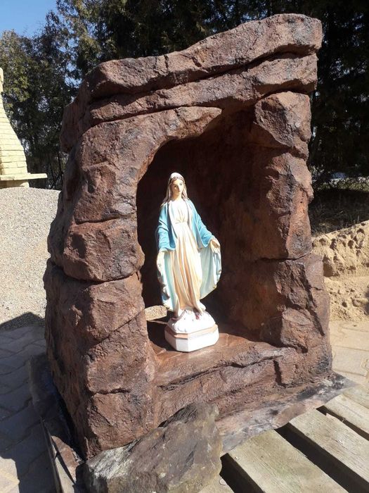 grota kapliczka dla Matki Boskiej , rzeźba  głaz