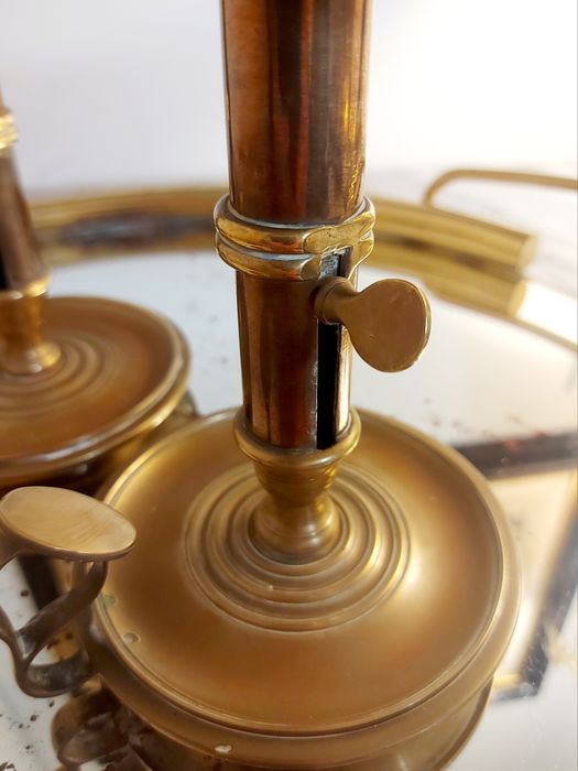 Par de palmatórias em latão. Castiçais.