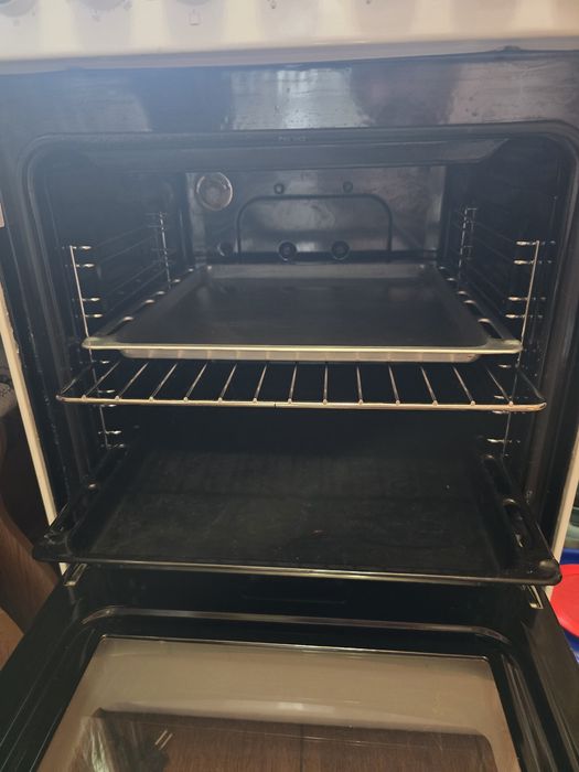 Продам газовут плиту Ariston