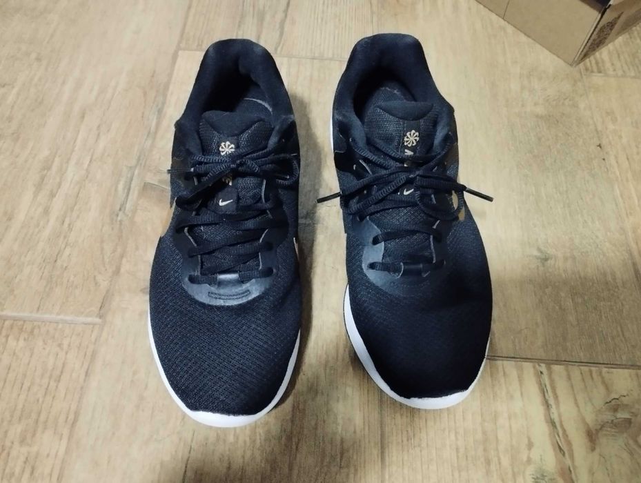 Sapatilhas Nike Revolution 6 Pretas c/ Dourado 42