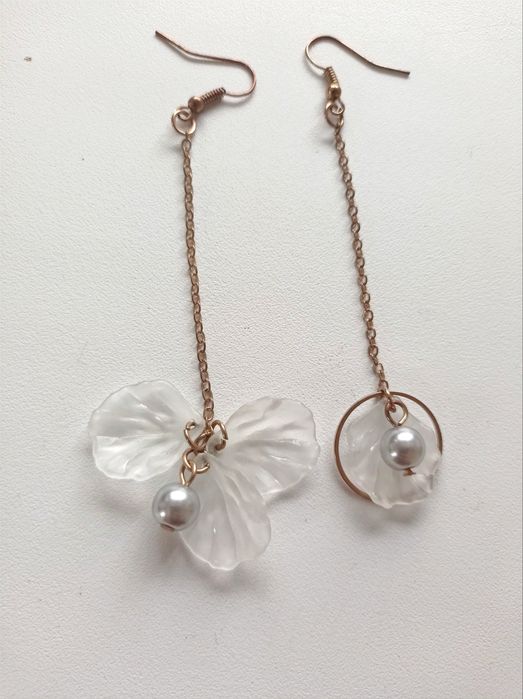 Довгі асиметричні сережки квіти перли