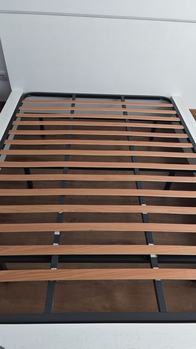 Cama de casal branca (150x200) com luz, estrado e 2 mesas cabeceira