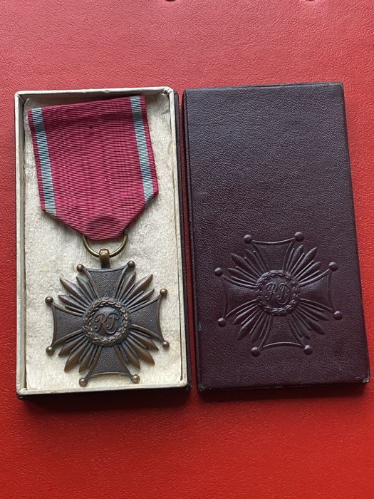 Brązowy Krzyż Zasługi II RP z etui